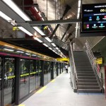 Plataforma da estação Oscar Freire. Na imagem, se vê as portas de plataforma do lado esquerdo, a tela com informações sobre a linha na parte superior e a escada de acesso ao mezanino da estação ao fundo.