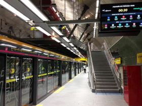 Plataforma da estação Oscar Freire. Na imagem, se vê as portas de plataforma do lado esquerdo, a tela com informações sobre a linha na parte superior e a escada de acesso ao mezanino da estação ao fundo.